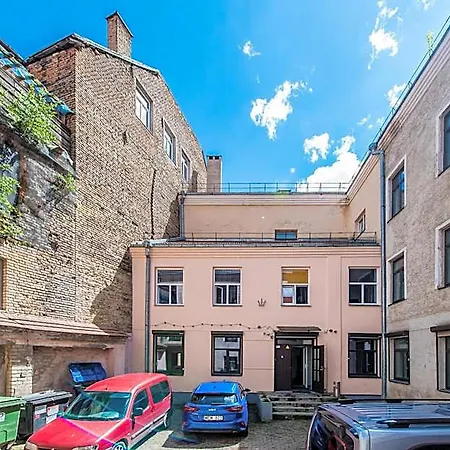 אכסניה The House