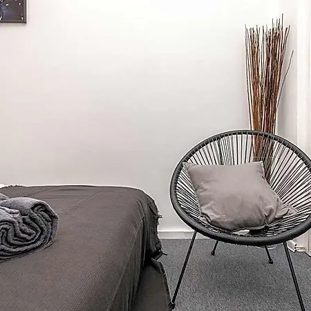 אכסניה The House